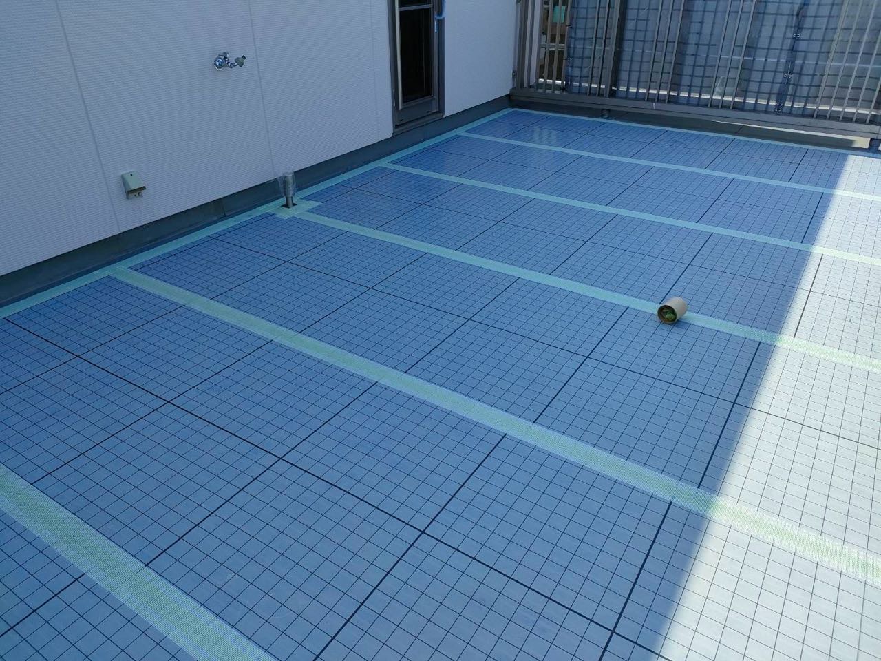 自着シートを張ります。