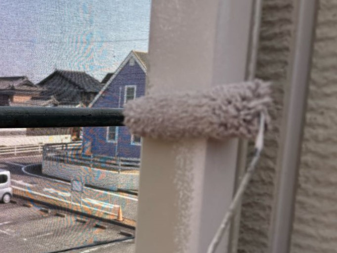 仕上げ塗装1回目です。