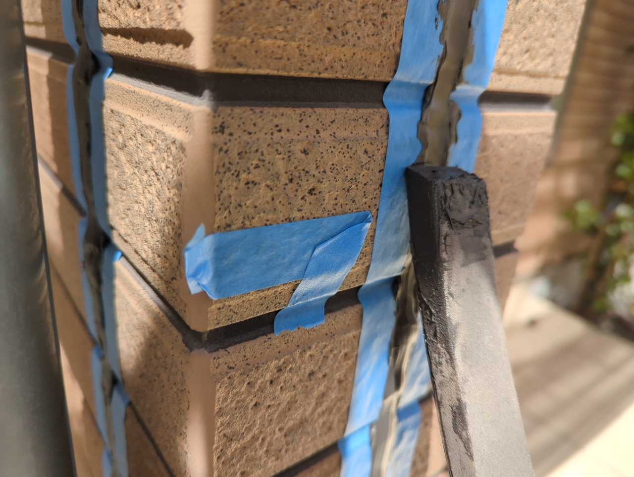 へらで押さえ込みます。