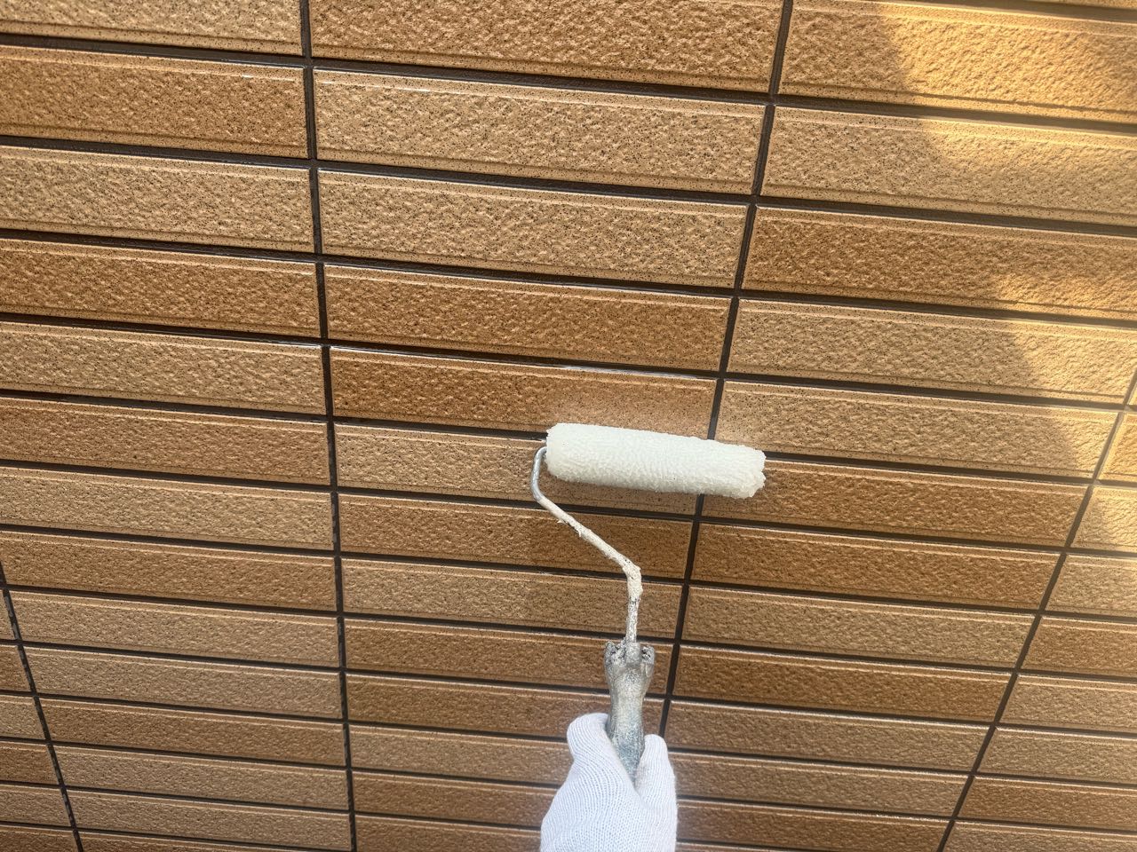 仕上げ塗装1回目です。