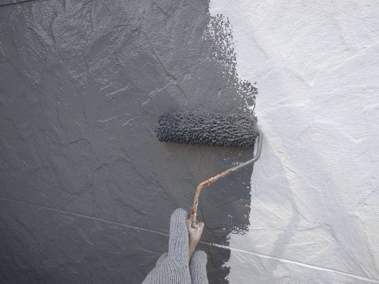 仕上げ塗装1回目です。