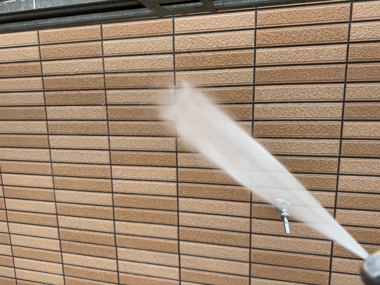 高圧洗浄します。