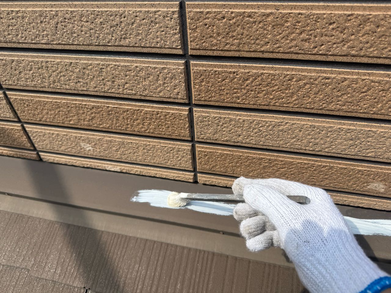 仕上げ塗装1回目です。