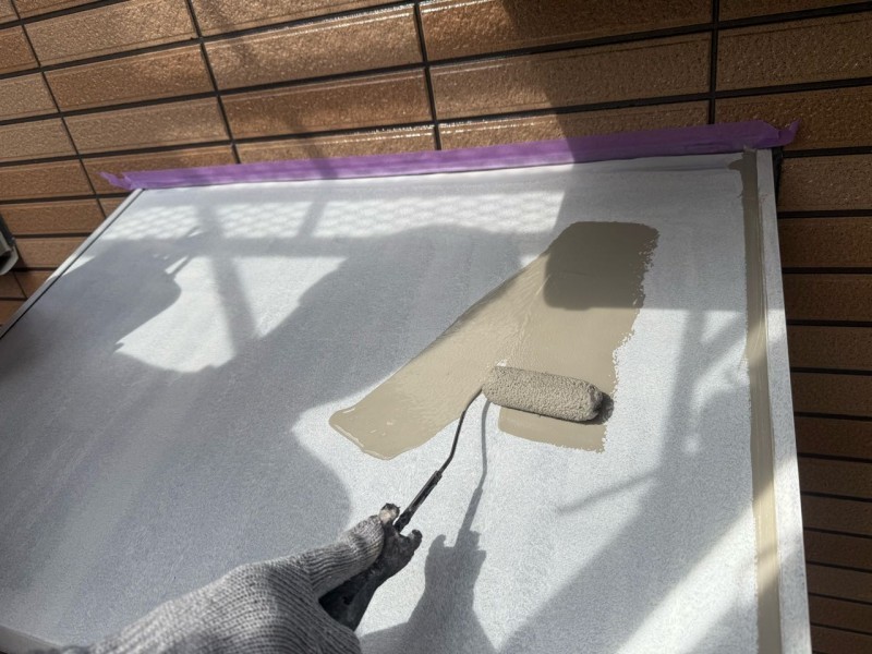 仕上げ塗装1回目です。