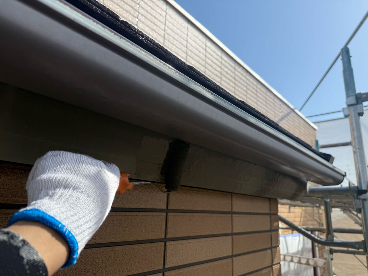 仕上げ塗装1回目です。