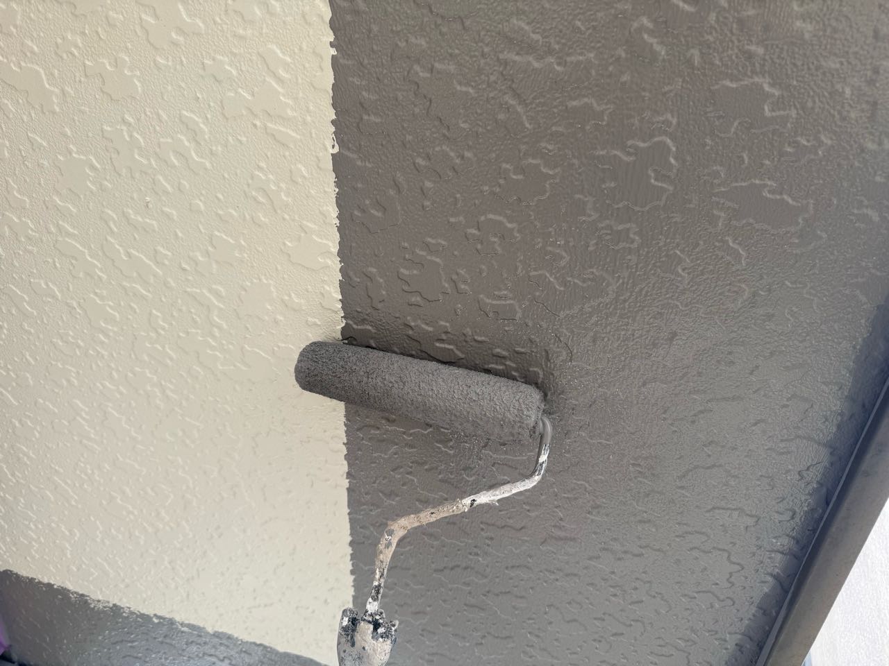 仕上げ塗装1回目です。