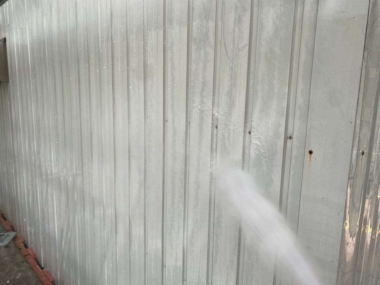 高圧洗浄します。