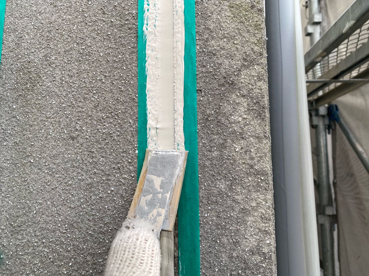 へらで押さえ込みます。