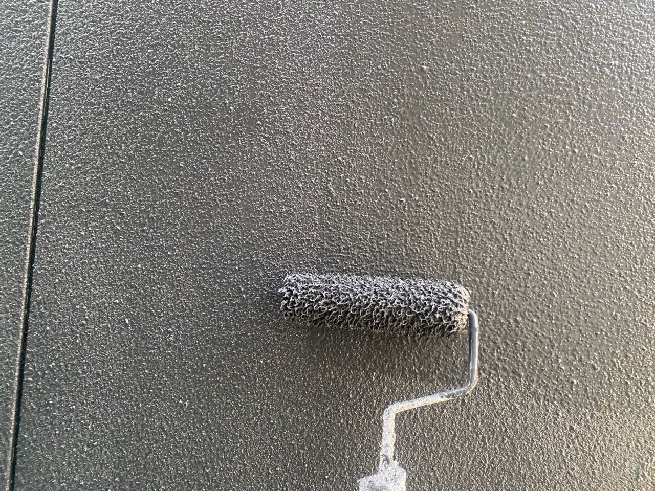 仕上げ塗装1回目です。