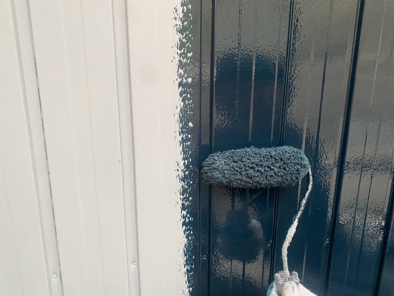 仕上げ塗装1回目です。