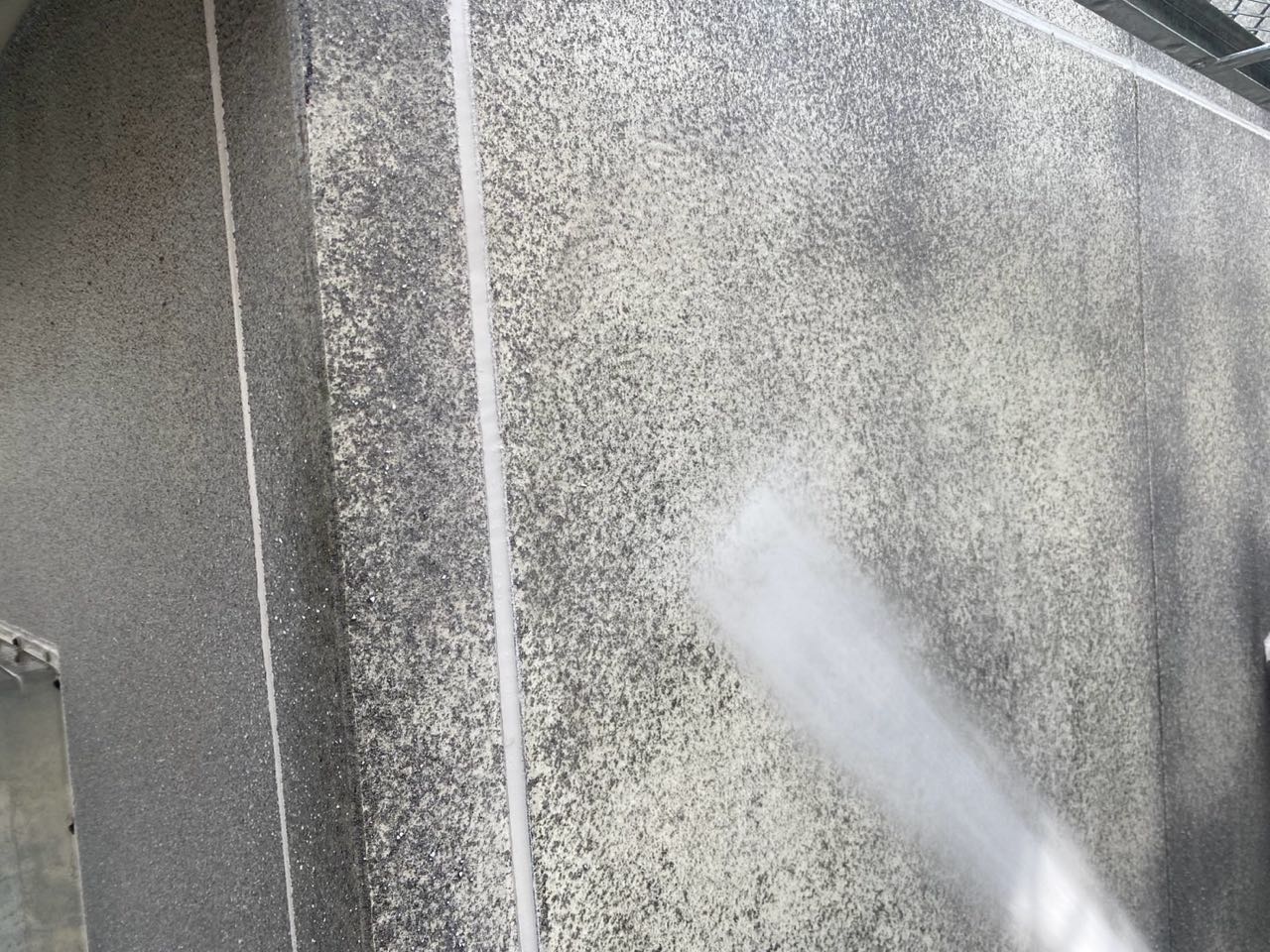 高圧洗浄します。