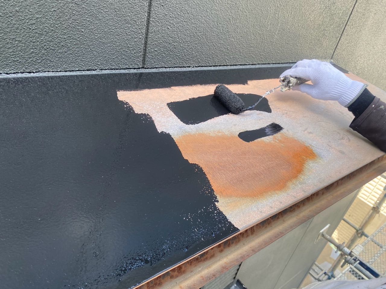 仕上げ塗装1回目です。