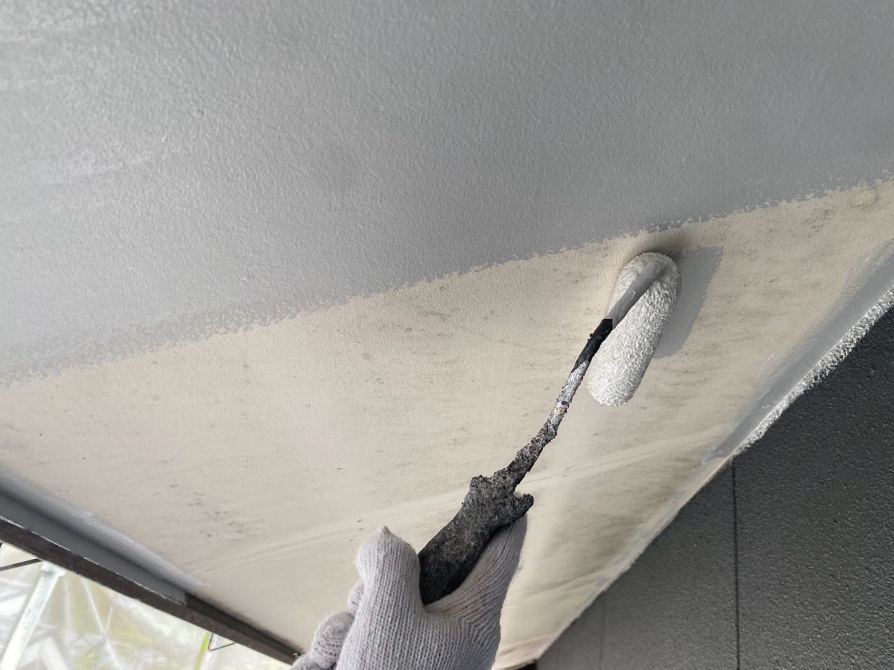 仕上げ塗装1回目です。