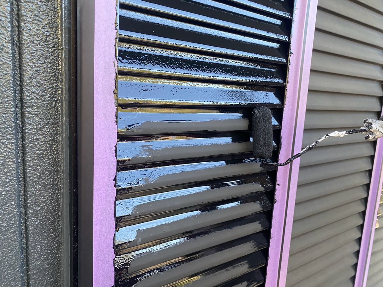 仕上げ塗装1回目です。