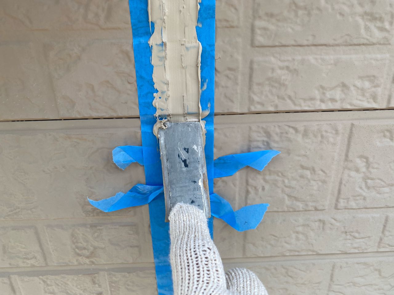 へらで押さえ込みます。