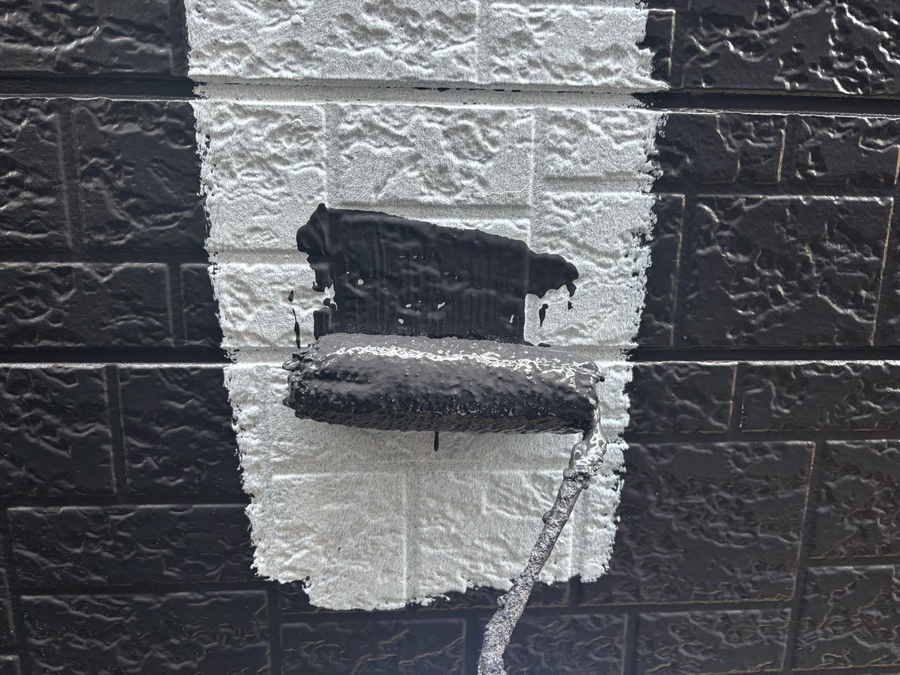 仕上げ塗装1回目です。