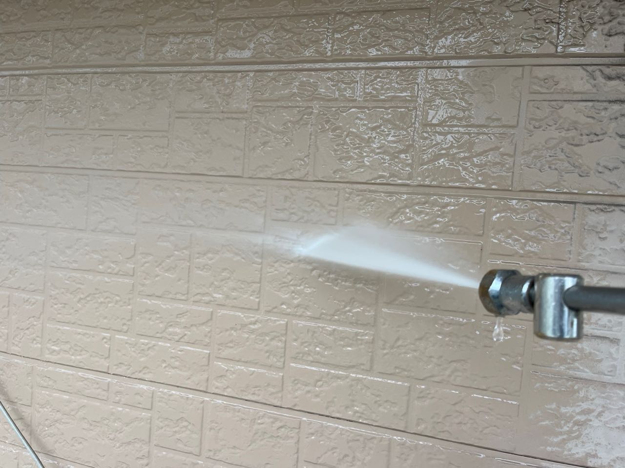 高圧洗浄します。