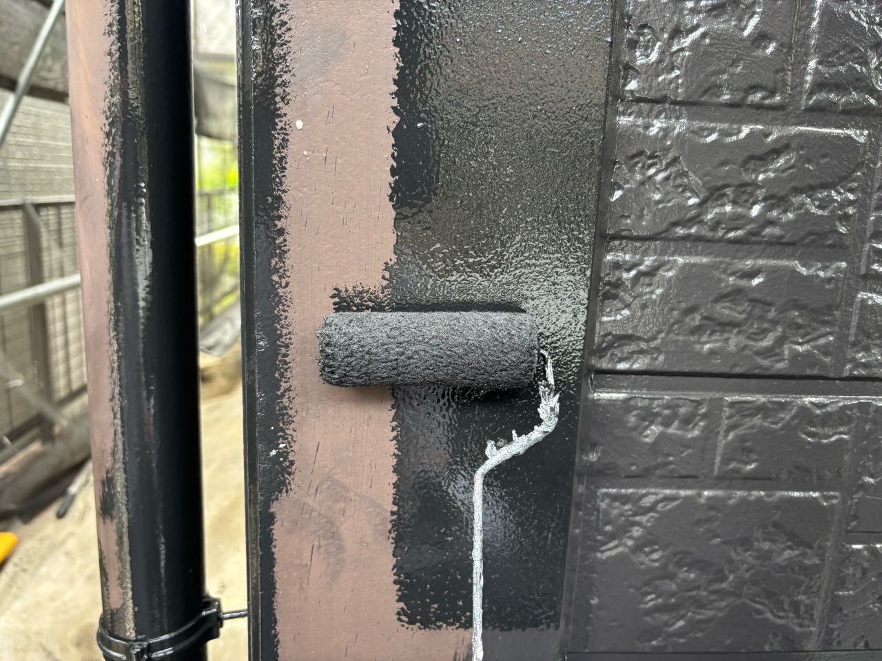 仕上げ塗装1回目です。