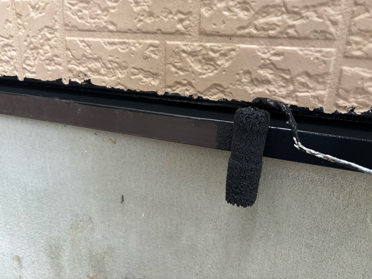 仕上げ塗装1回目です。