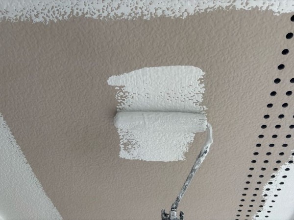 仕上げ塗装1回目です。