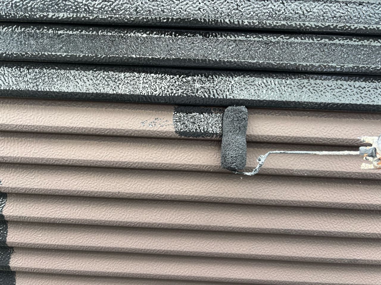 仕上げ塗装1回目です。