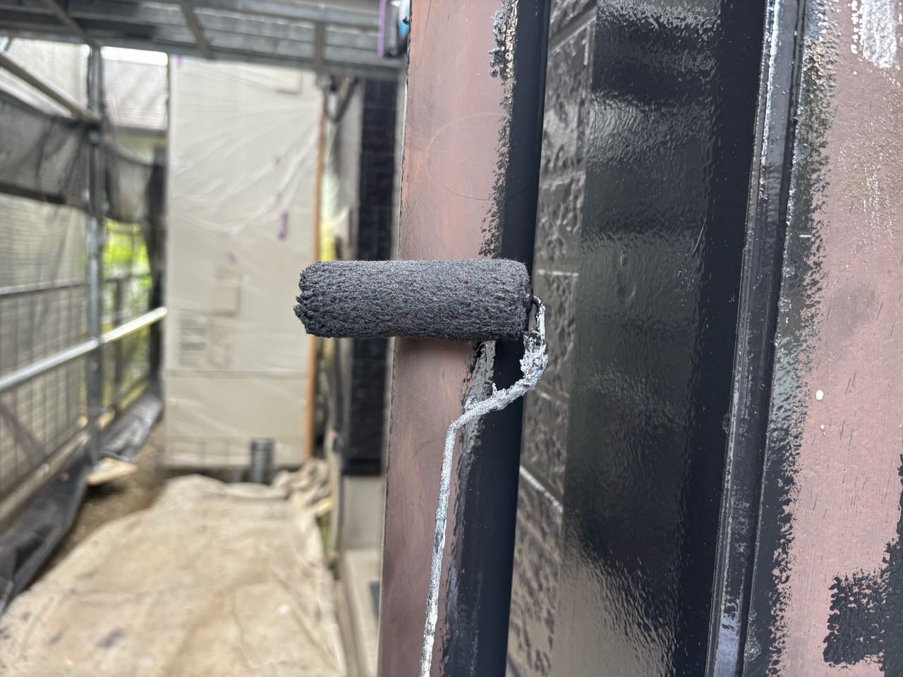 仕上げ塗装1回目です。