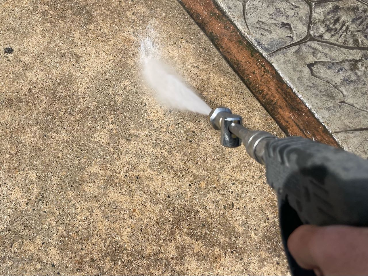 高圧洗浄します。