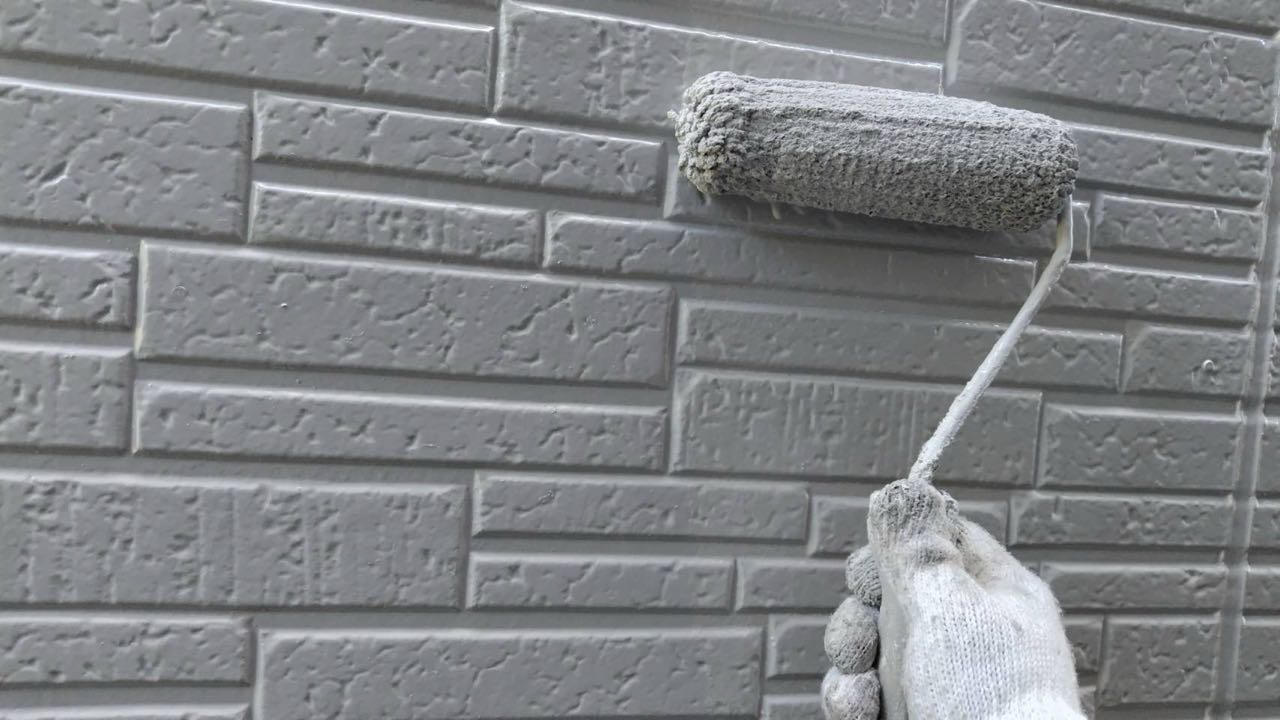 仕上げ塗装1回目です。