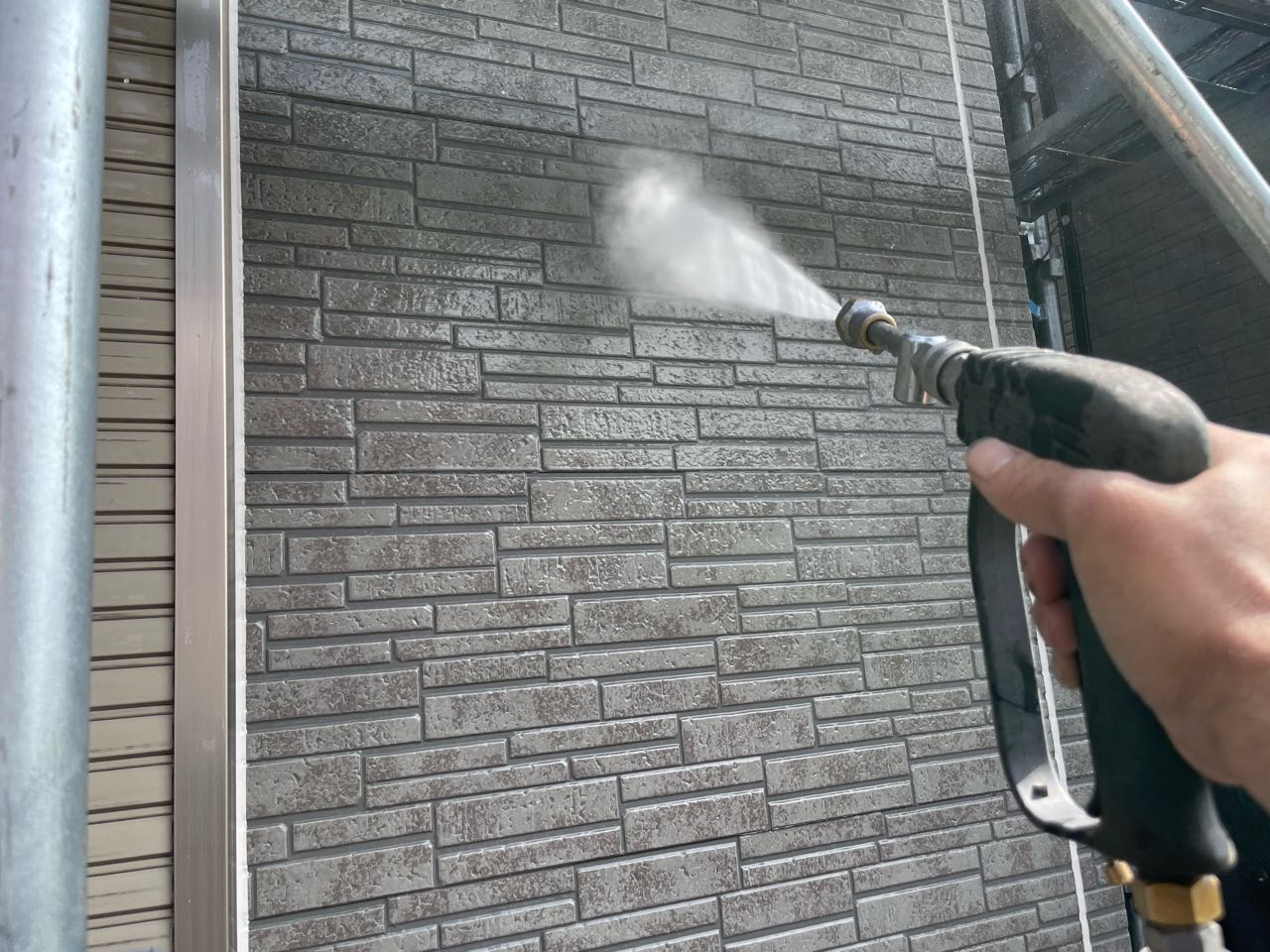 高圧洗浄します。