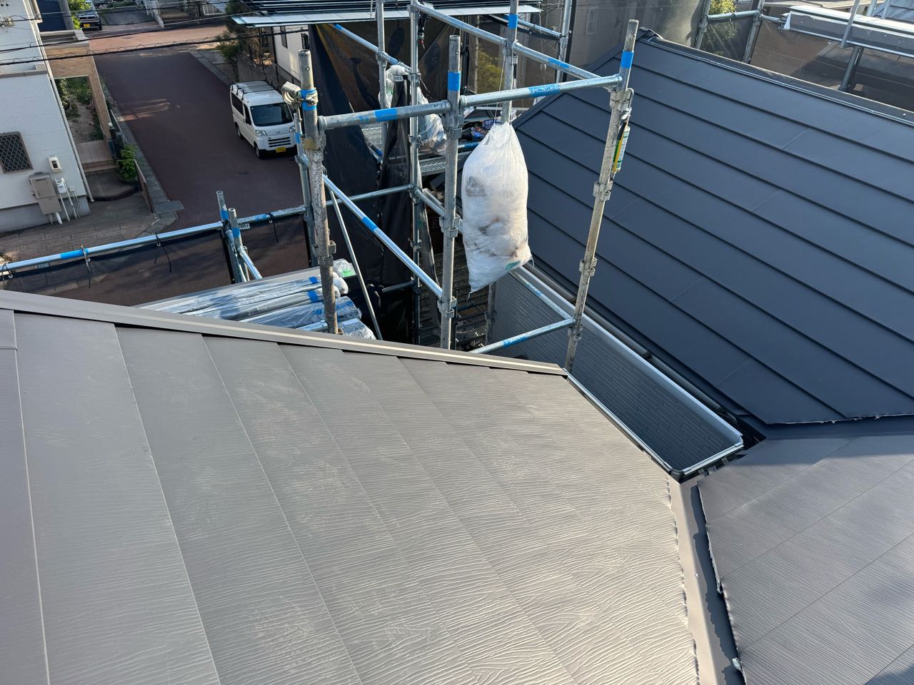屋根材取り付けです。