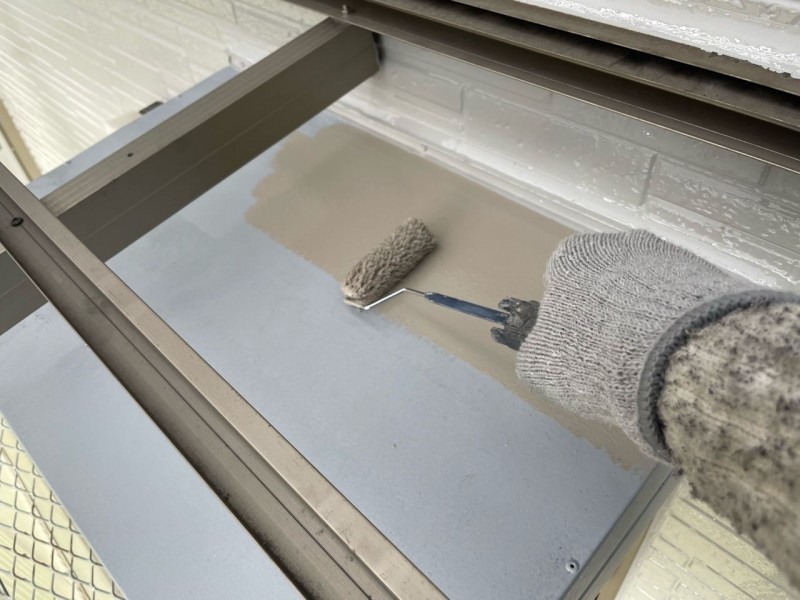 仕上げ塗装1回目です。