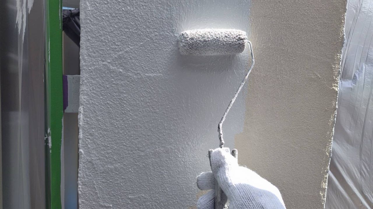 仕上げ塗装1回目です。