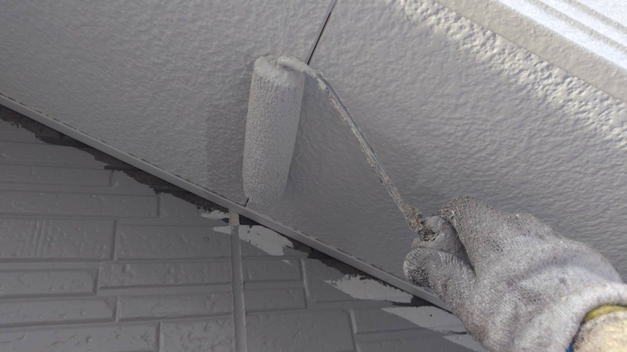 仕上げ塗装1回目です。