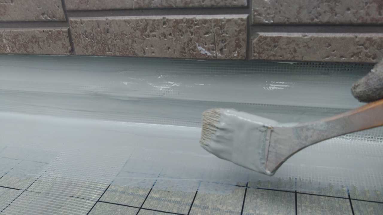 ウレタン防水塗布1回目。