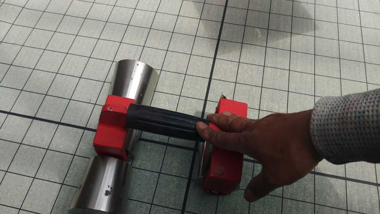 自着シートを張ります。