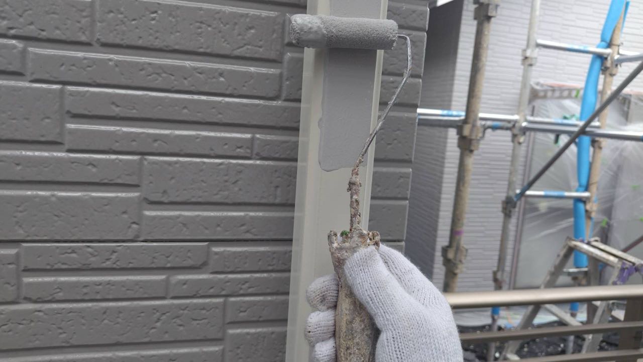 仕上げ塗装1回目です。