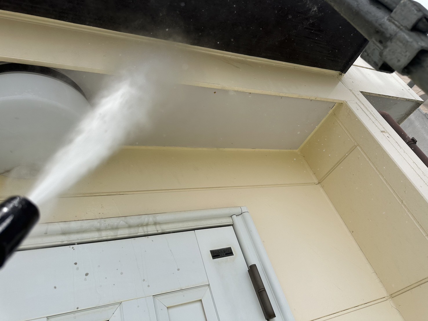 高圧洗浄します。