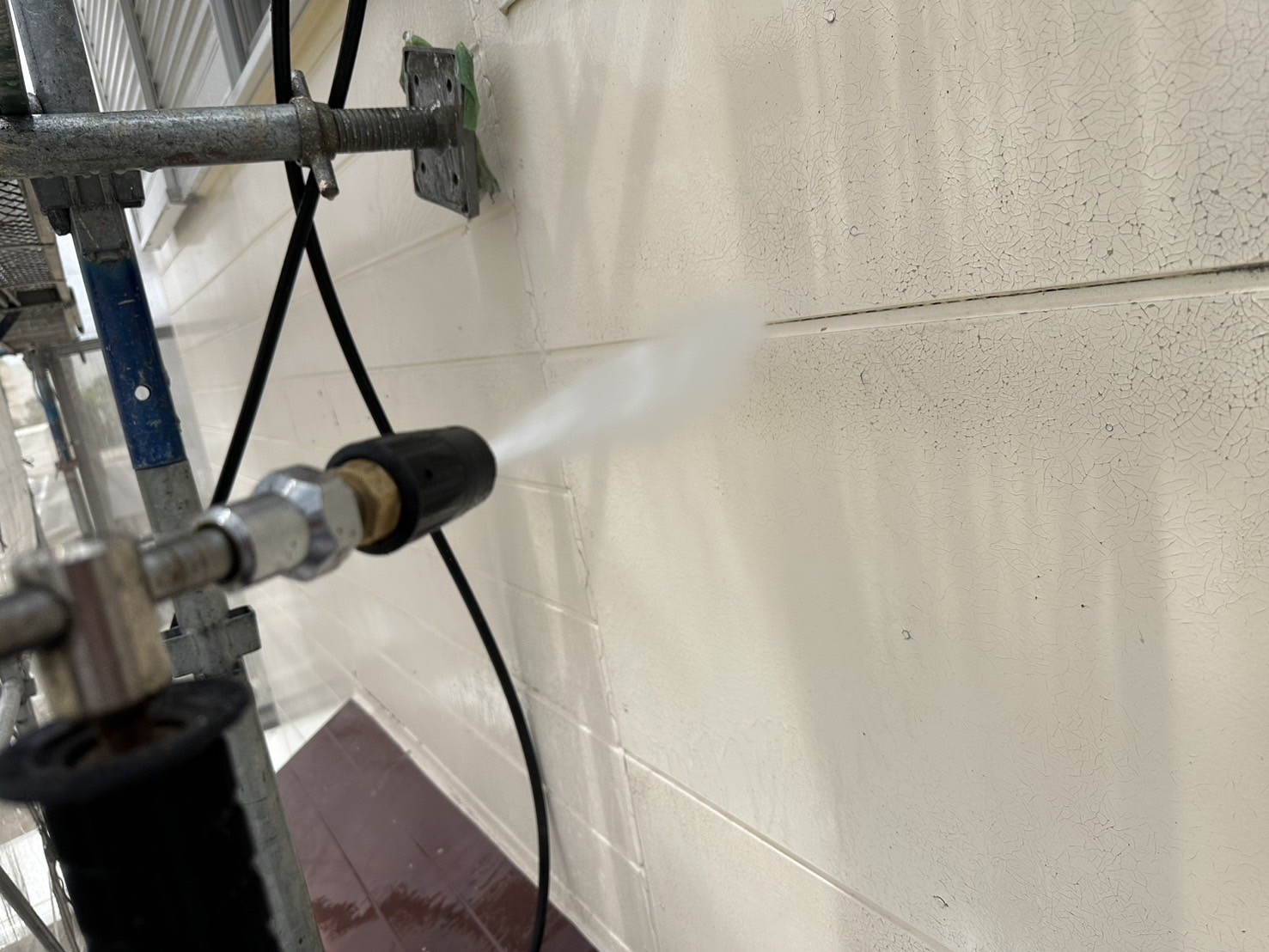 高圧洗浄します。