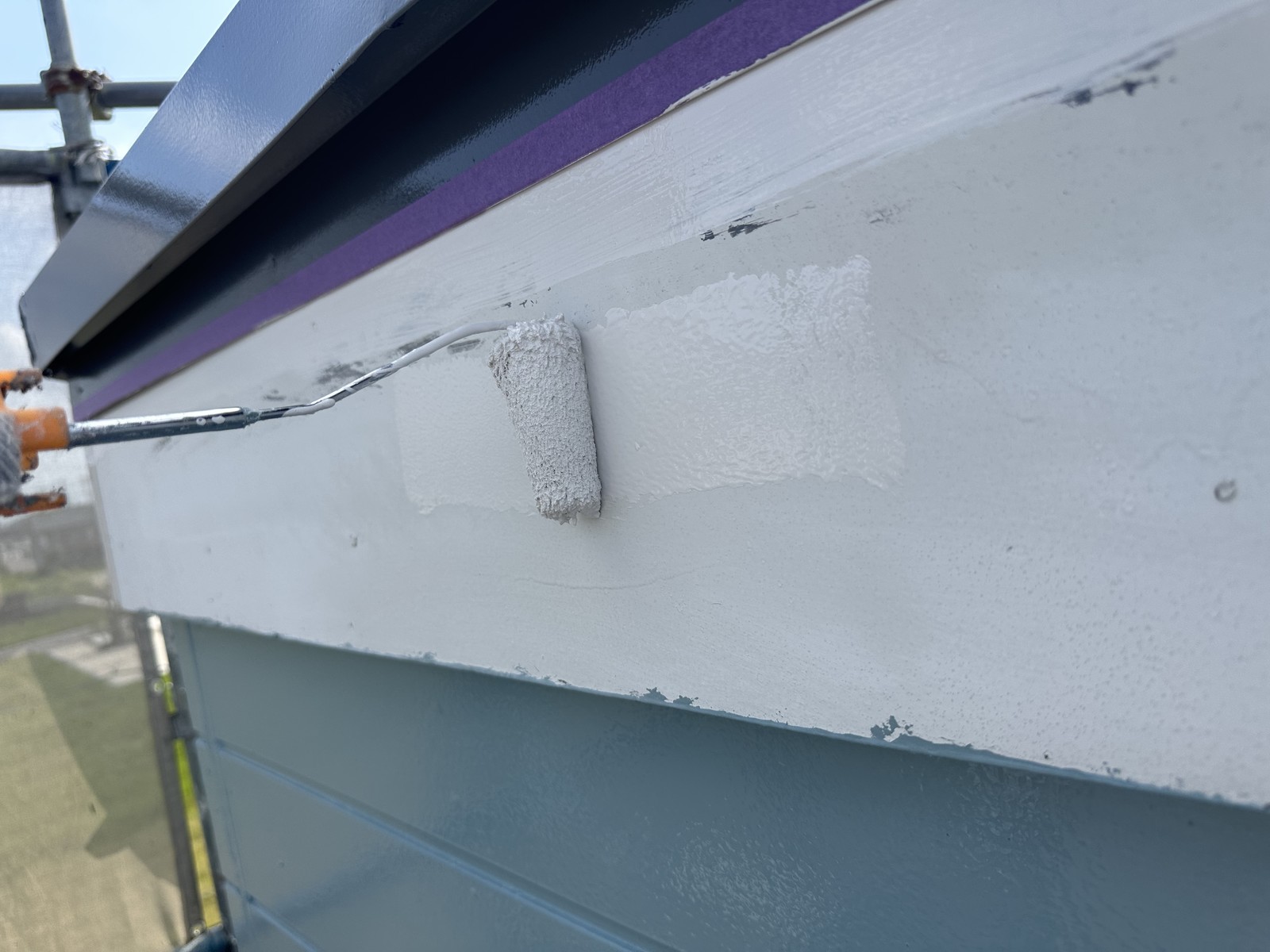 仕上げ塗装1回目です。