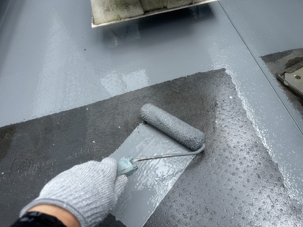 ウレタン防水塗布1回目。