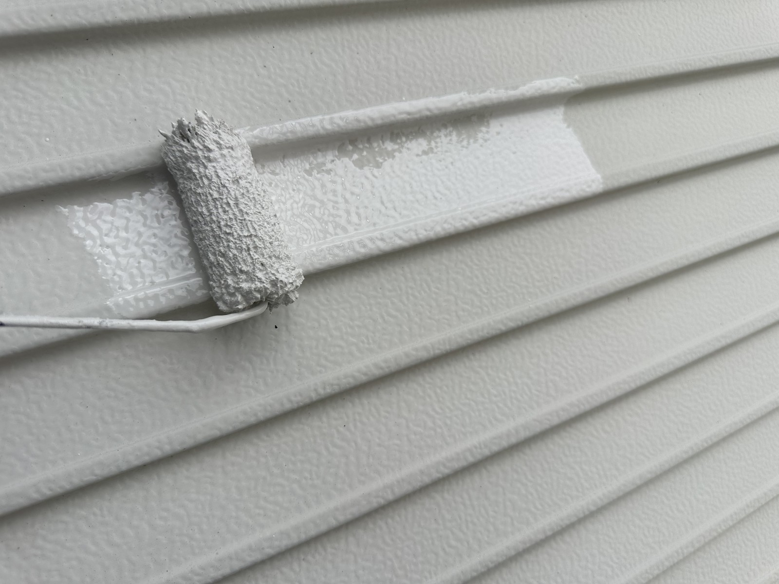 仕上げ塗装1回目です。