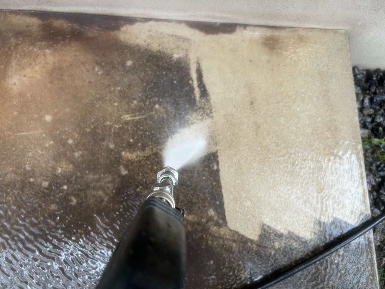 高圧洗浄します。