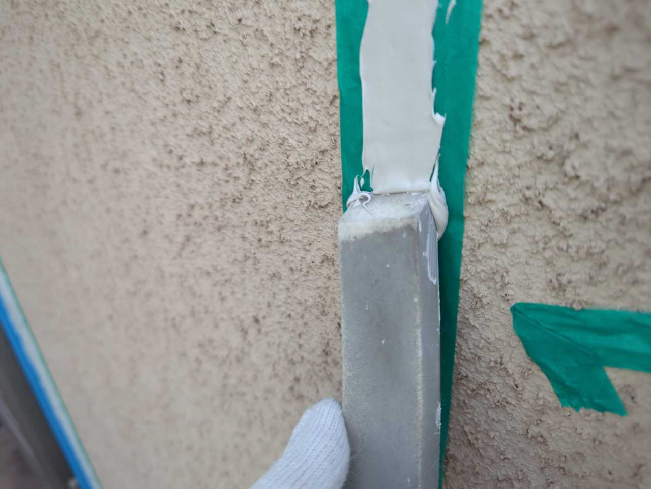 へらで押さえ込みます。