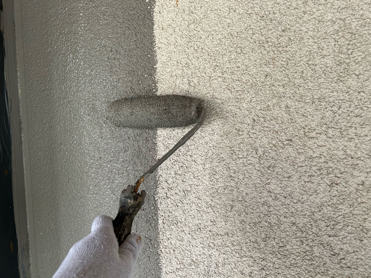 仕上げ塗装1回目です。