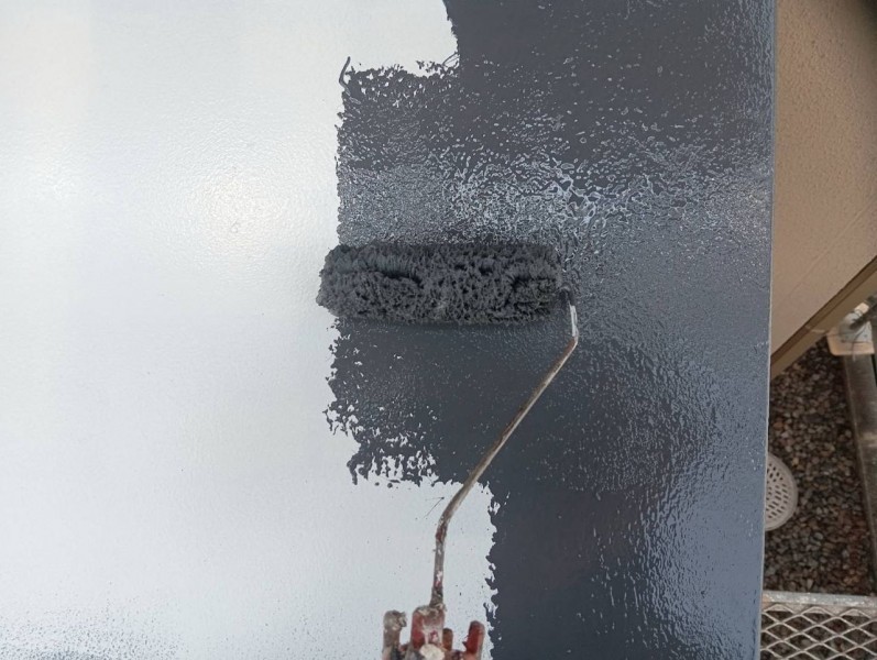 仕上げ塗装1回目です。