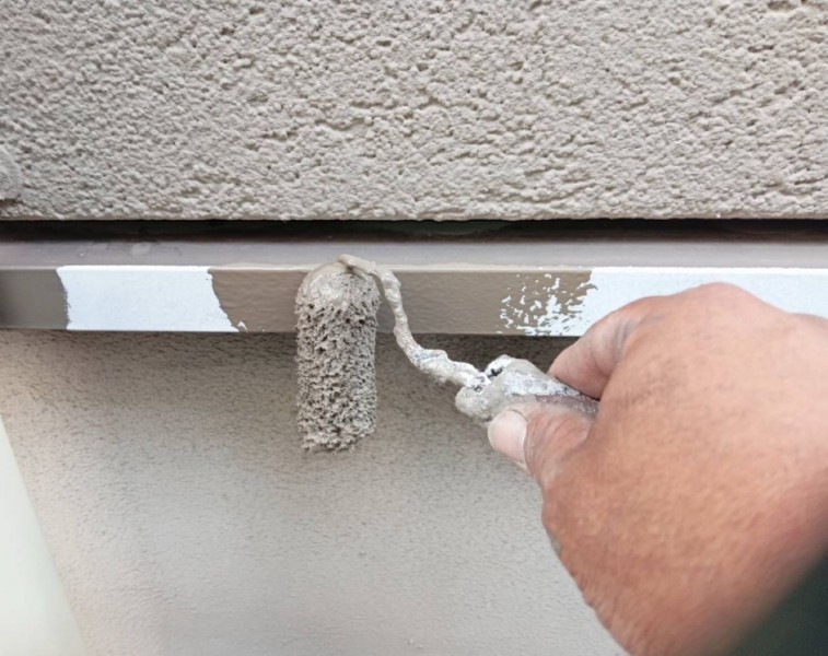 仕上げ塗装1回目です。