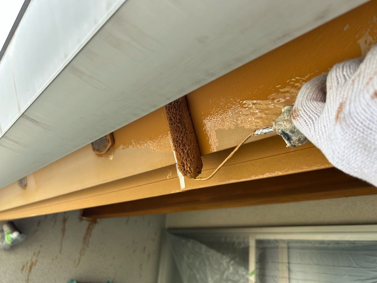 仕上げ塗装1回目です。