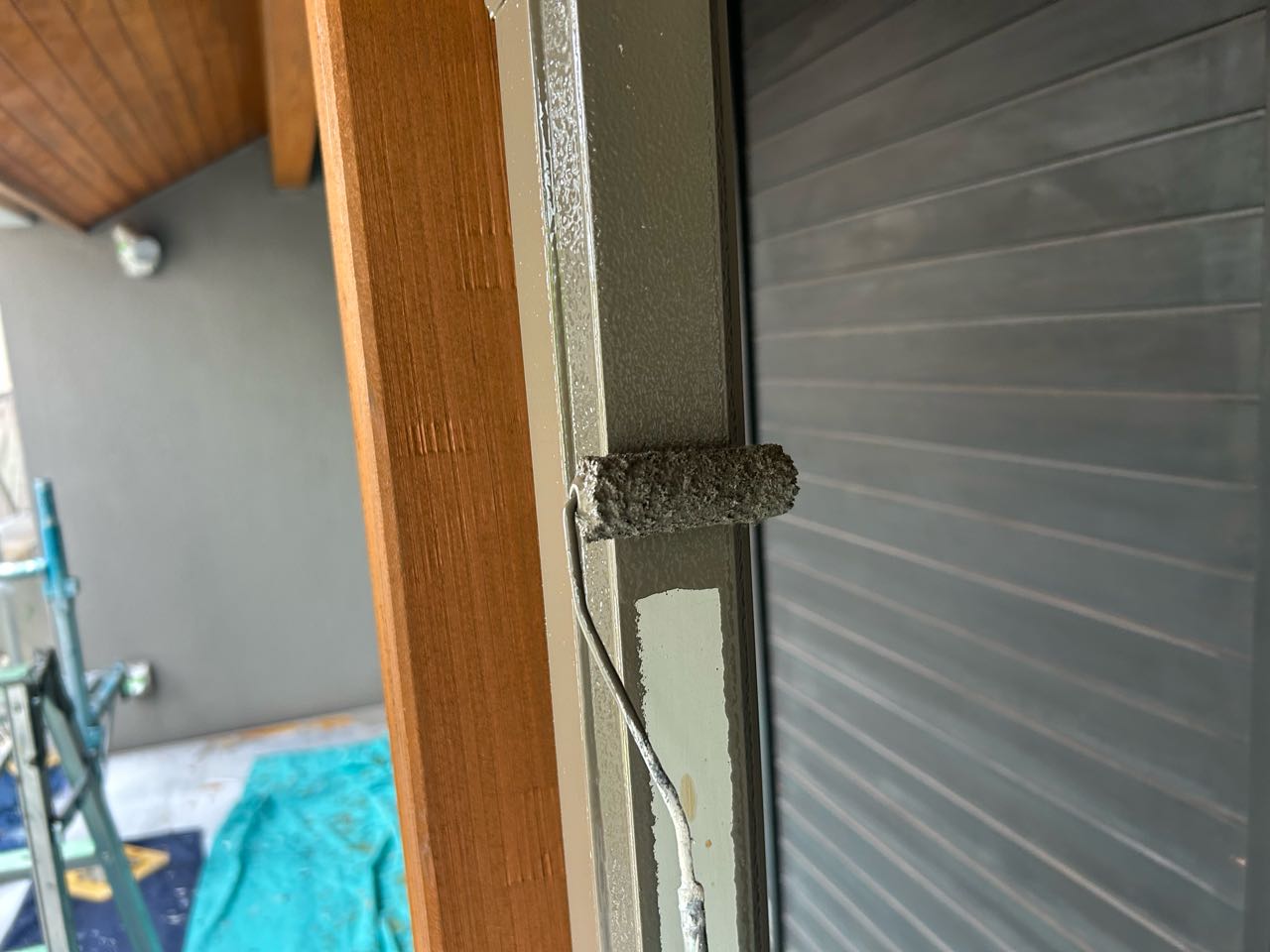 仕上げ塗装1回目です。