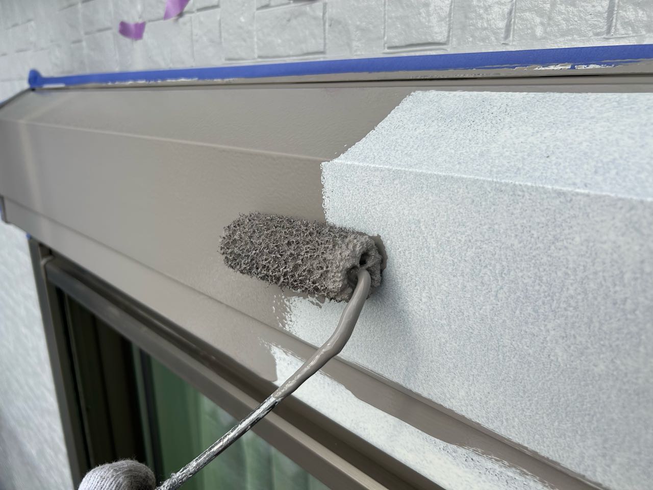 仕上げ塗装1回目です。