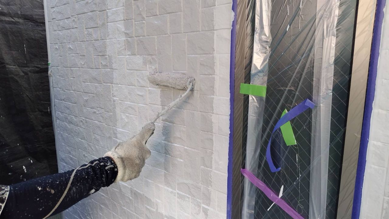 仕上げ塗装1回目です。